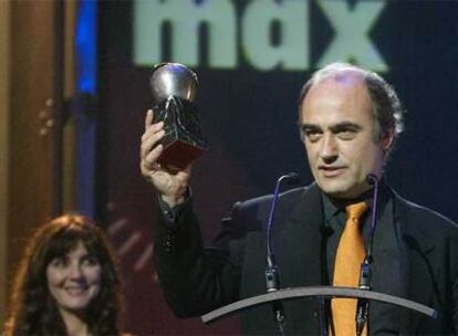 El actor Francecs Orella recibe el premio al Mejor Actor por su trabajo en &#39;Un enemigo del pueblo&#39;
