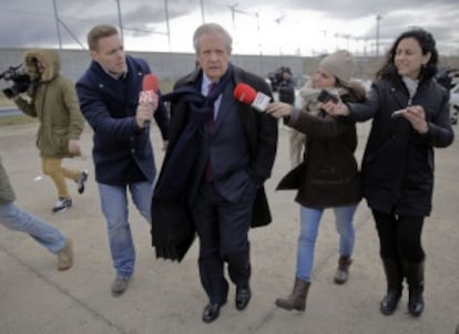 Bárcenas’s lawyer Javier Gómez de Liano is surrounded by reporters at Soto del Real prison.