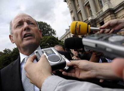 Ron Dennis atiende a los periodistas.