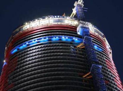 Imagen de la torre de Sacyr tras la puesta de bandera.