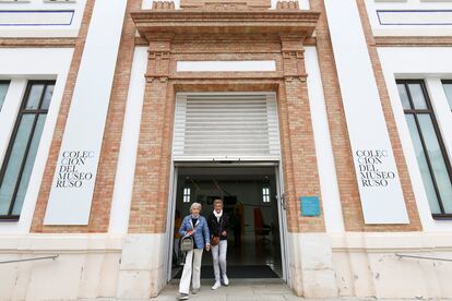 Varias personas intenta acceder al Museo Ruso de Malaga, que ya esta desmontado las obras para su devolucion por la crisis de la guerra de Ucrania.
