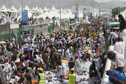 Corpos de pessoas que morreram pisoteadas em Mina, na Arábia Saudita, durante a peregrinação a Meca.