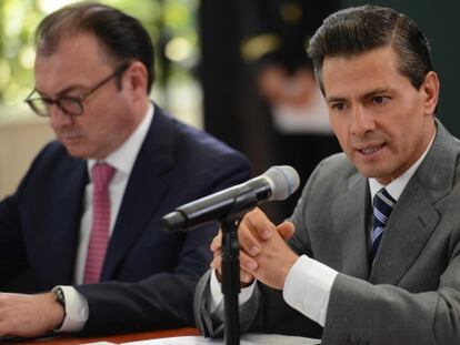 El presidente de México, Enrique Peña Nieto y el secretario de Hacienda, Luis Videgaray, este martes.