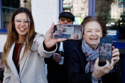 Agraciados con el segundo premio de la lotería de El Niño, que ha sido vendido íntegramente en la administración número 12 de Móstoles (Madrid). 