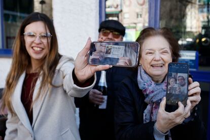 Agraciados con el segundo premio de la lotería de El Niño, que ha sido vendido íntegramente en la administración número 12 de Móstoles (Madrid).