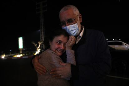 Juana Ruiz se abraza a su esposo, Elías Rishmawi, este lunes tras salir de prisión.