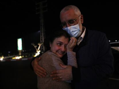 Juana Ruiz se abraza a su esposo, Elías Rishmawi, este lunes tras salir de prisión.