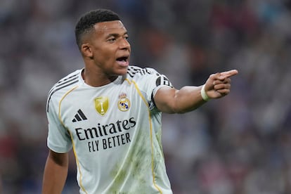 Kylian Mbappé da indicaciones a sus compañeros en el Santiago Bernabéu.