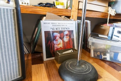 Un ejemplar de 'Palace Things', disco de Bonnie Prince Billy en colaboración con Matt Sweeney y Mdou Moctar, en el pequeño estudio que el músico tiene en el desván de su casa.