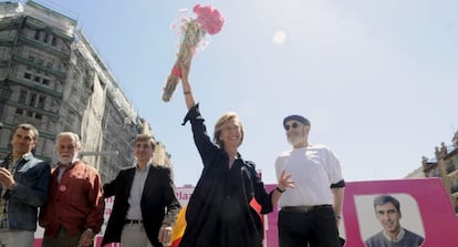 Rosa Díez, junto al actor Toni Cantó (izquierda) y el escritor Álvaro Pombo (derecha), en un mitin en Madrid.