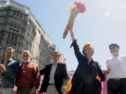 Rosa Díez, junto al actor Toni Cantó (izquierda) y el escritor Álvaro Pombo (derecha), en un mitin en Madrid.