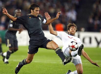 Raúl pelea el balón con Aegerter.