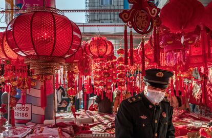 Un miembro del ejército chino en un mercado de objetos decorativos para conmemorar el Año Nuevo chino, en enero. 