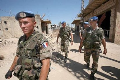 Tropas francesas patrullan en Sidquine, una zona bombardeada por Israel en el sur de Líbano.