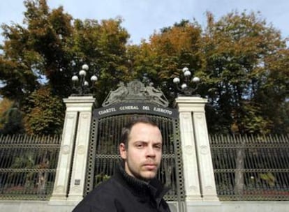 José Antonio Galindo, de 24 años, ante el Cuartel General del Ejército de Tierra, en Madrid.