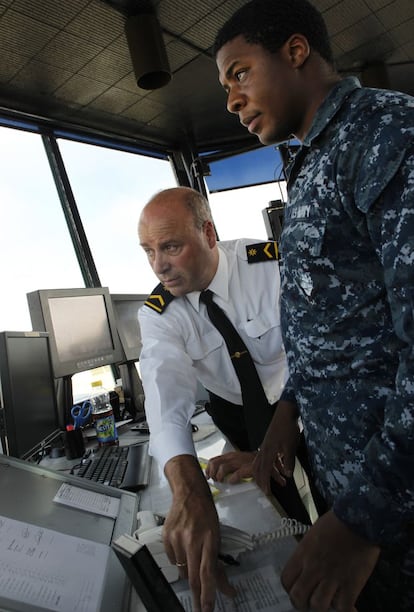 En la torre de control del aeropuerto de la Base, trabajan conjuntamente controladores militares españoles y americanos. En la foto, el subteniente Francisco Castro y el americano Williams.