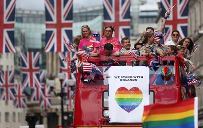 Los participantes del desfile del orgullo gay en Londres, rinden homenaje a las víctimas de la discoteca de Orlando.