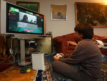 Un niño prueba el videojuego <i>Imperium Civitas II. </i>