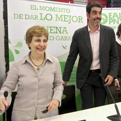 Eneko Goia (en el centro), ayer en la presentación de su programa económico para San Sebastián con los candidatos de su formación Miren Azkarate, y Juan Ramón Viles.