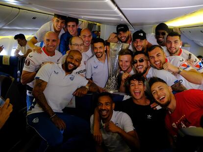 Los jugadores del Sevilla y su presidente, José Castro, posan con el trofeo de la Liga Europa antes de salir de Budapest.