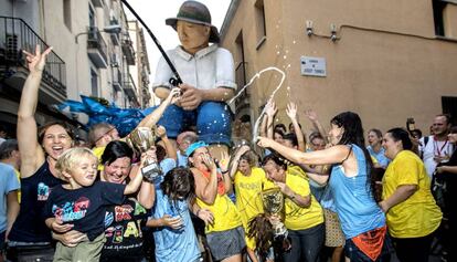 Els ve&iuml;ns del carrer Fraternitat de Baix celebren el primer premi.