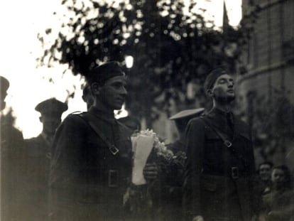 Miembros de las Brigadas Internacionales, desfilando por la Avenida 14 de Abril (actual Diagonal) en Barcelona, el 28 de octubre de 1938.