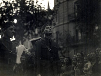 Miembros de las Brigadas Internacionales, desfilando por la Avenida 14 de Abril (actual Diagonal) en Barcelona, el 28 de octubre de 1938.