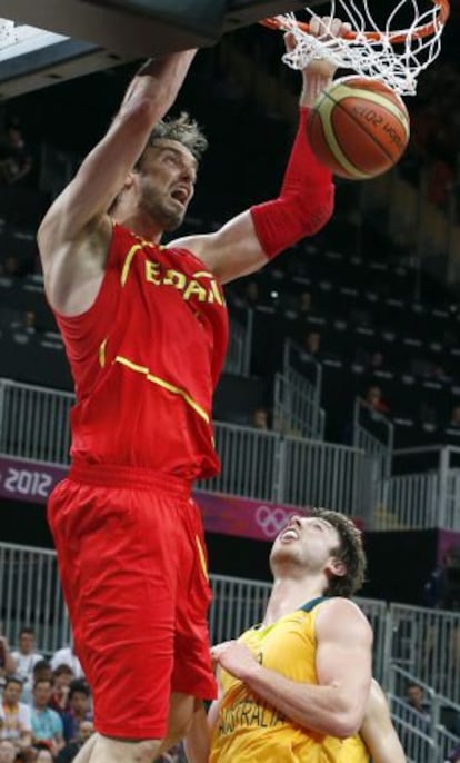Gasol realiza un mate ante Dellavedova.