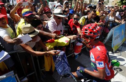 El ciclista colombiano de Movistar Nairo Quintana firma autógrafos antes del inicio de la etapa 18 de la VFuelta a España 2016.