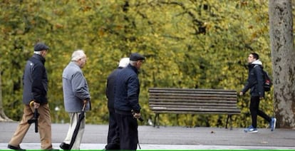 Pensionistas en un parque