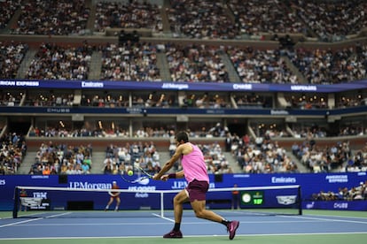 Carlos Alcaraz (al frente) y Jannik Sinner durante el partido final del US Open, este domingo en Nueva York. 