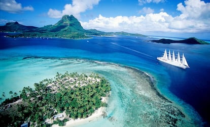 Un velero en aguas de Bora Bora.