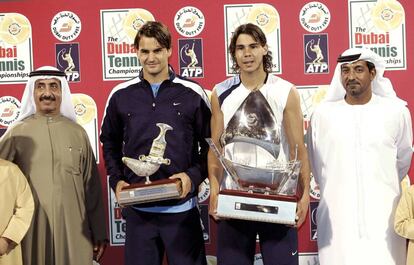 Rafael Nadal (2 por la izquierda) ganador del torneo de Dubái junto con Roger Federer posan con sus respectivos trofeos.