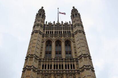 Bandera a media asta en señal de duelo en homenaje a Jo Cox en la sede del Parlamento británico en Londres.