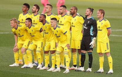 Los jugadores del Cádiz, momentos antes del comienzo del partido.