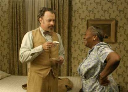 Tom Hanks e Irma P. Hall, en una escena de <i>Ladykillers.</i>