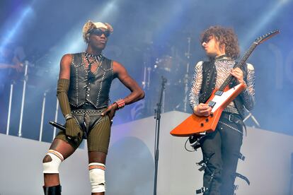 Yves Tumor (izquierda) actuando en el festival de Glastonbury (Inglaterra) el 25 de junio de 2022.