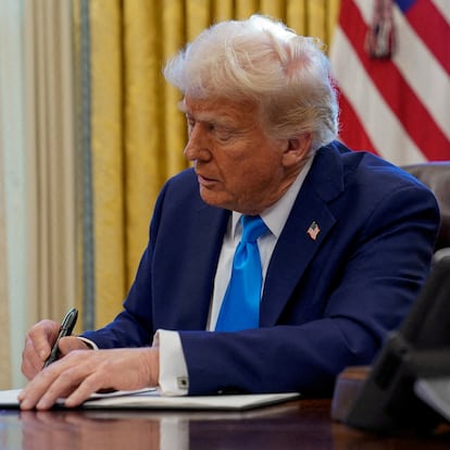 FILE PHOTO: U.S. President Donald Trump signs a document in the Oval Office at the White House in Washington, U.S. February 4, 2025. REUTERS/Elizabeth Frantz//File Photo