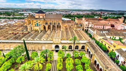 La Mezquita y el patio de los Naranjos, en Córdoba.