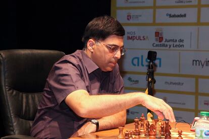 Viswanathan Anand, durante la final de este domingo contra Borís Guélfand en el Auditorio de León