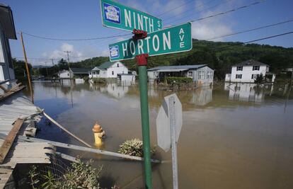 Una calle inundada en Rainelle este sábado