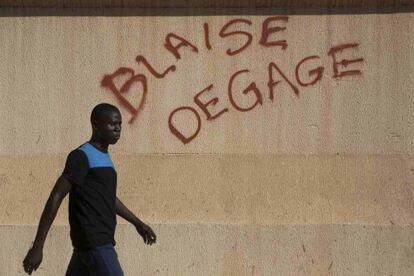 Un hombre pasa ante una pintada que dice &quot;Blaise [Compaor&eacute;], m&aacute;rchate&quot;.