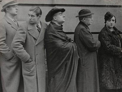 Un grupo de ciudadanos hace cola a la puerta de un colegio electoral en la calle Caspe de Barcelona, el 16 de febrero de 1936, en las elecciones que ganaría el Frente Popular.