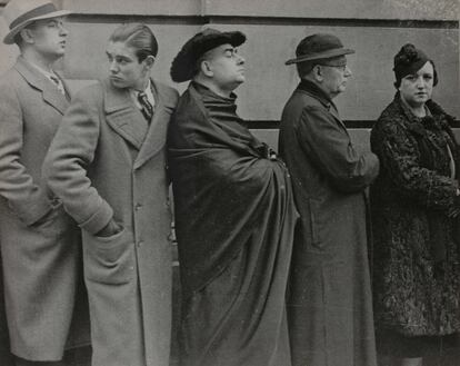 Un grupo de ciudadanos hace cola a la puerta de un colegio electoral en la calle Caspe de Barcelona, el 16 de febrero de 1936, en las elecciones que ganaría el Frente Popular.