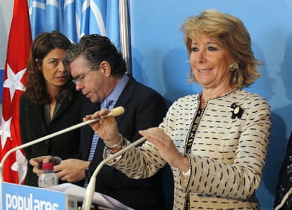 Esperanza Aguirre antes de iniciar la rueda de prensa, con Lucía Figar y Francisco Granados.