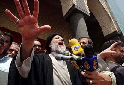 El ayatolá Mohamed Baqer al Hakim, ayer, durante un mitin en la ciudad de Nasiriya.
/ ASSOCIATED PRESS