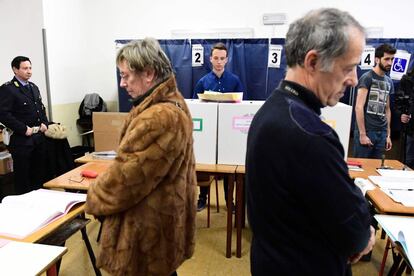 Italianos ejerciendo su derecho al voto en un centro de Milán.