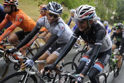 Alberto Contador y Franck Schleck hablan durante la 11ª etapa del Tour.