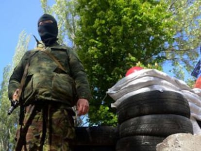 Homem armado toma conta de um edifício oficial ocupado pelos separatistas pró-russos em Slaviansk, no leste da Ucrânia.