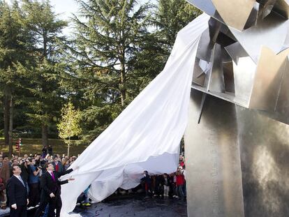 El monumento que evoca el escudo de Vigo, inaugurado ayer por el alcalde, Abel Caballero (en primer término, a la izquierda).